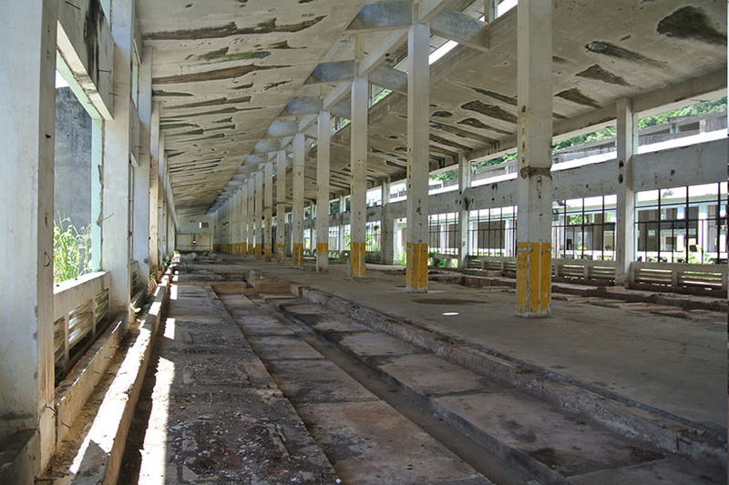 Illustration for article titled This Huge Decrepit Factory Is Home to an Amazing Art Gallery